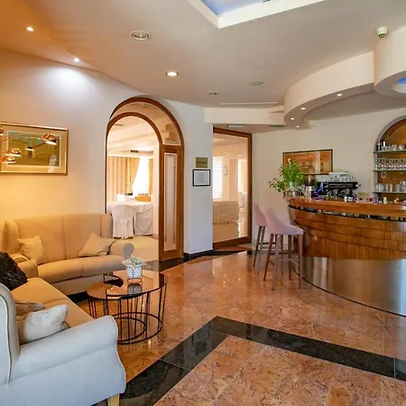 Neva Hotell Podstrana