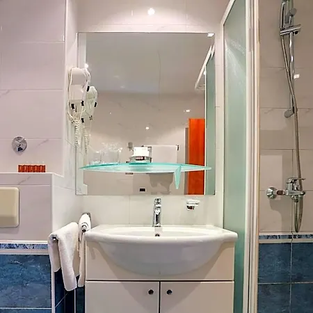 Neva Hotell 3*
